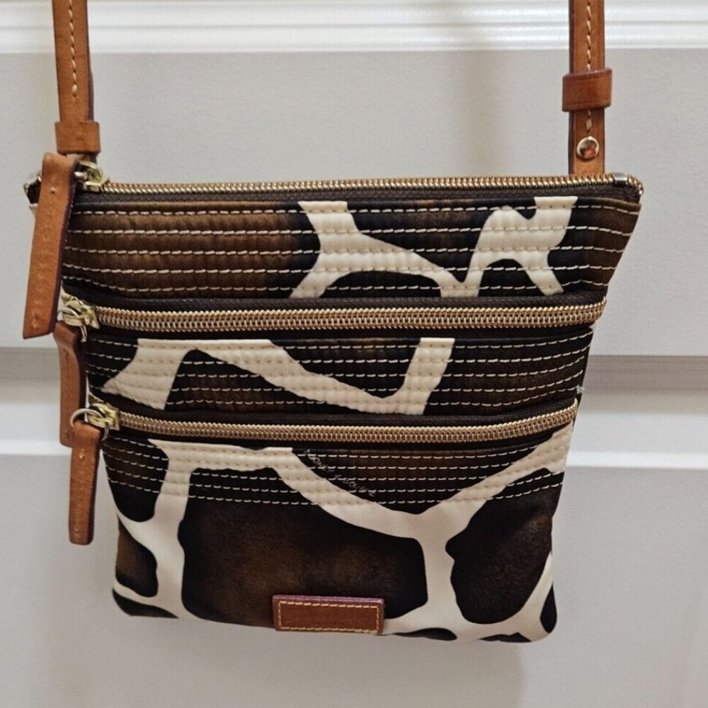EUC Dooney & Bourke Triple Zip Giraffe Print Crossbody Bag